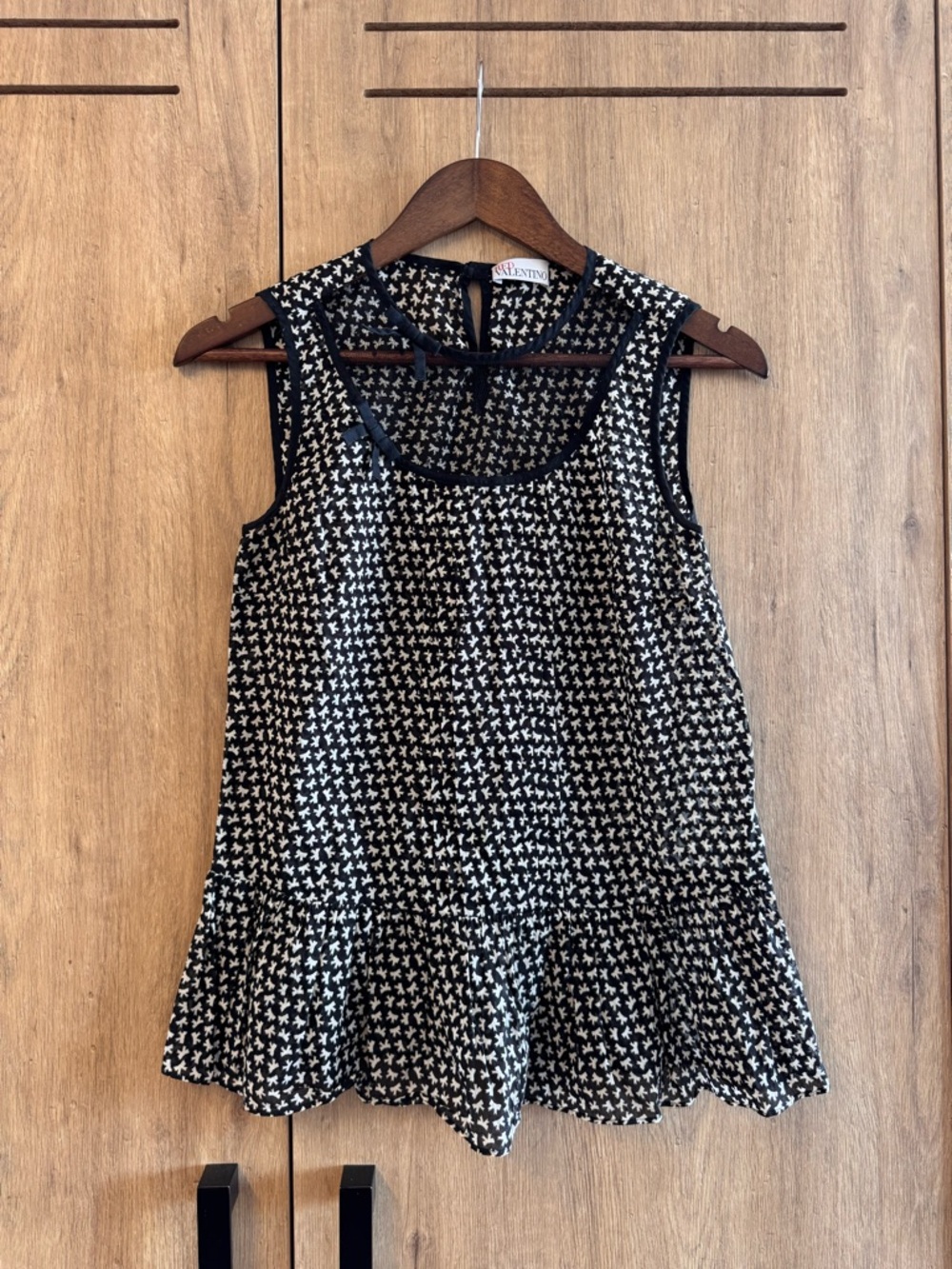 RED Valentino Women's Sleeveless Dainty Bow Pattern Black White Flowy Top OS
